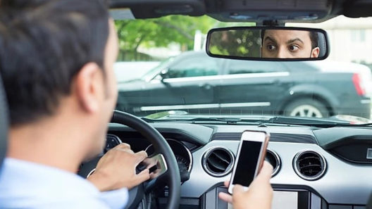 Czy jadąc samochodem trzymasz telefon? Przeczytaj! Auto